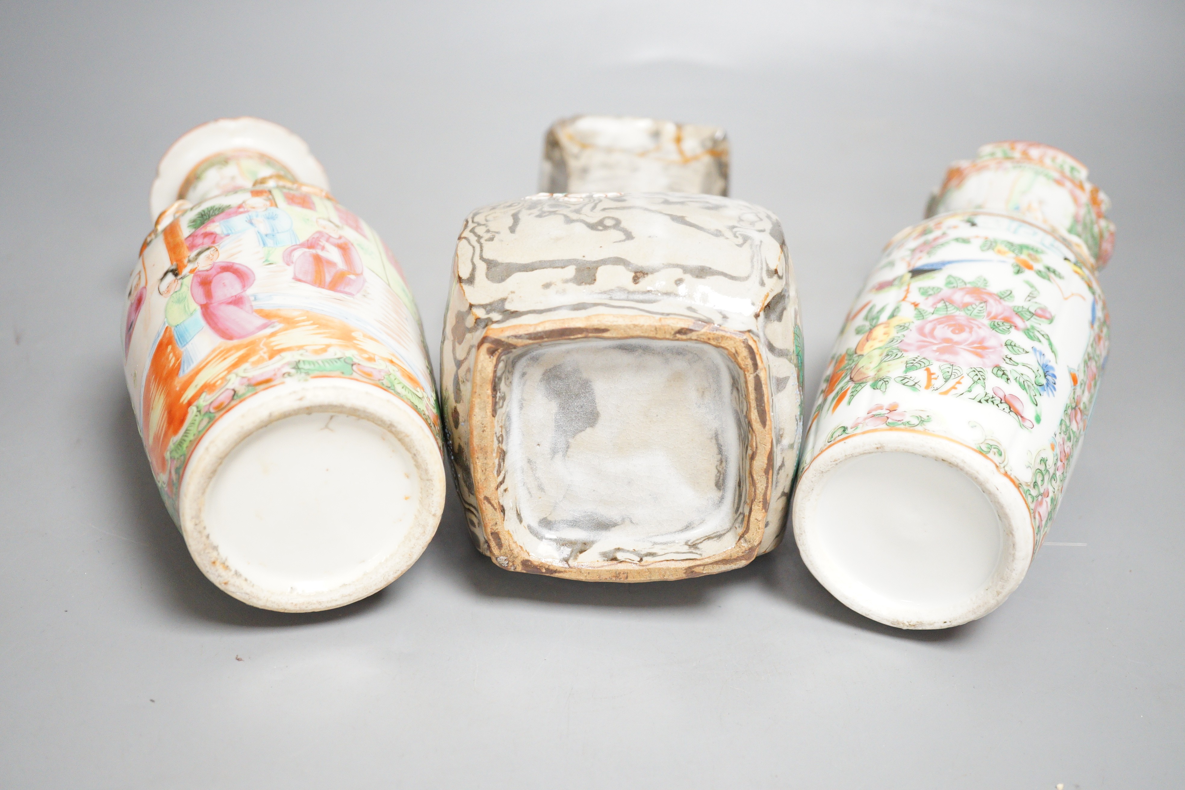 Two 19th century Chinese famille rose vases and an enamelled marbled vase, 20cm